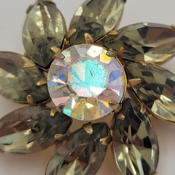 Vintage Rhinestone Flower Shape Brooch - Picture 3 of 8